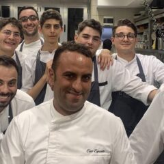 Peppe Aversa con il figlio Federico e la brigata del Buco