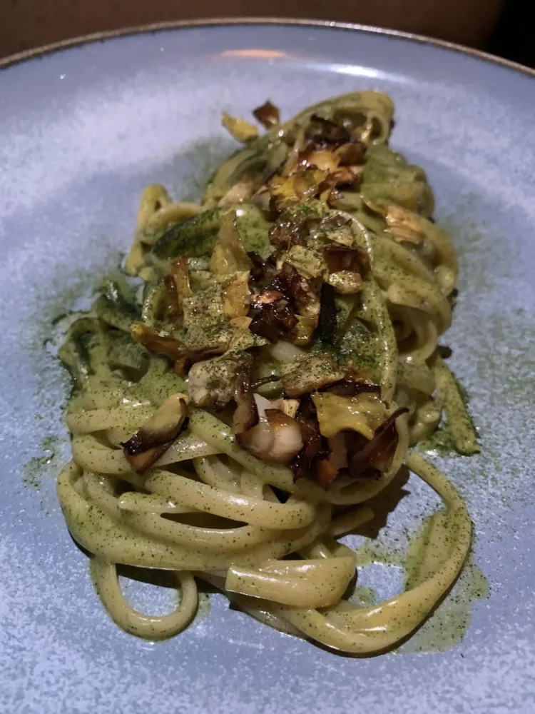 Aida - Vino e Cucina a Istanbul, linguine con burro alle alici, carciofi e polvere di menta