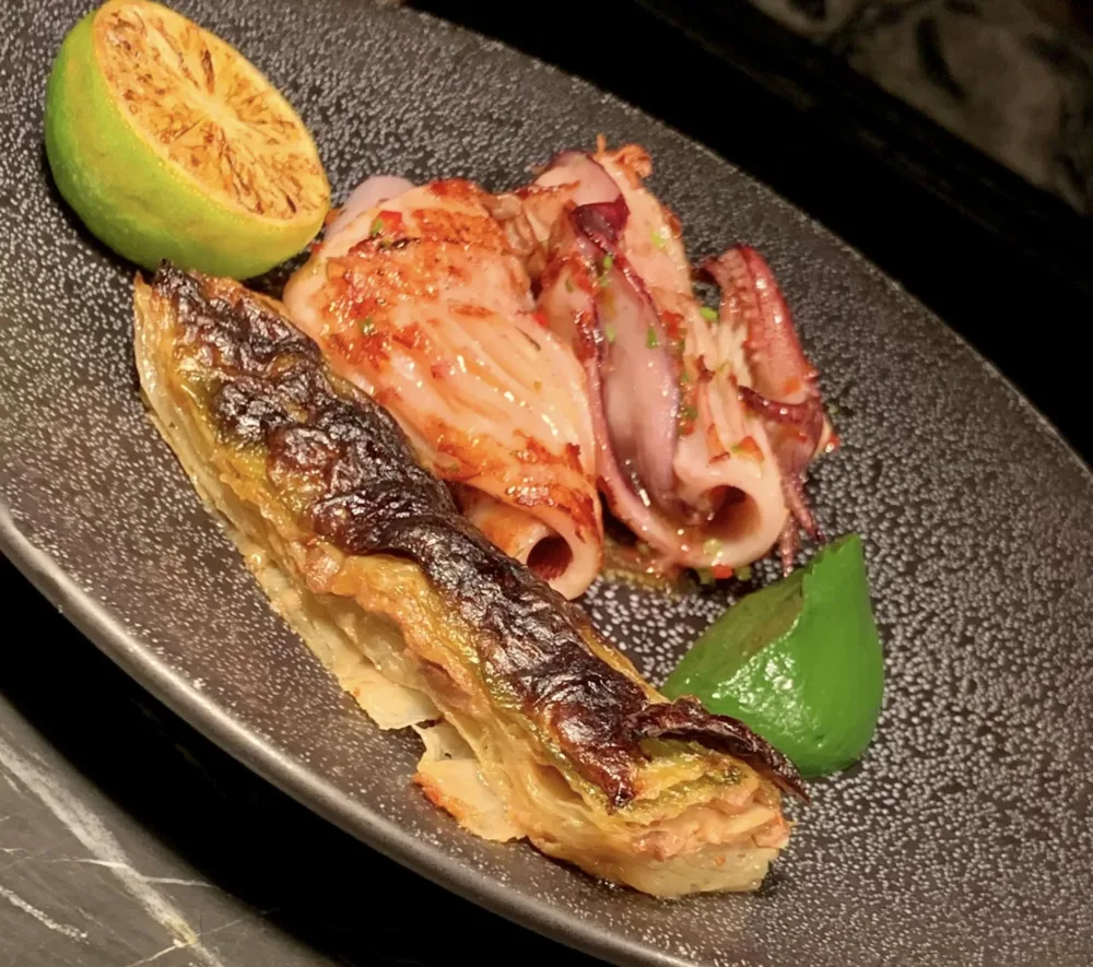 Mürver Restaurant Istanbul, calamari con verza grigliata e salsa di bietola