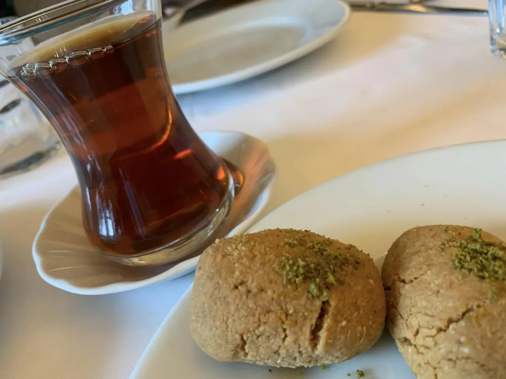 Pandeli Restaurant a Istanbul, tè turco con biscottini alla mandorla
