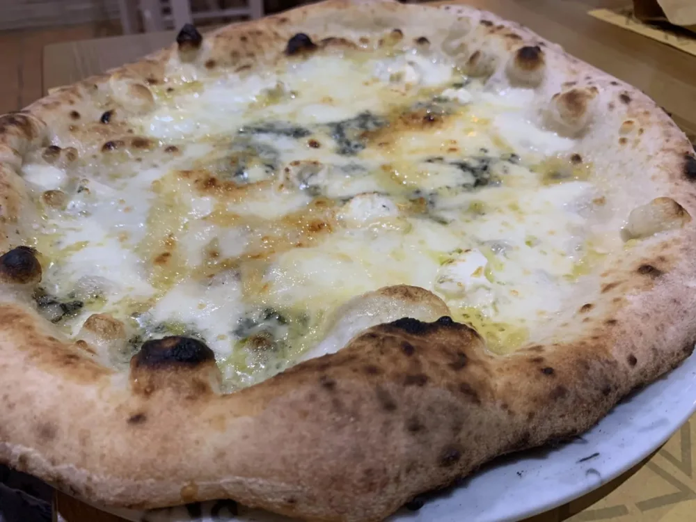 Pizza House a Sapri, la quattro formaggi