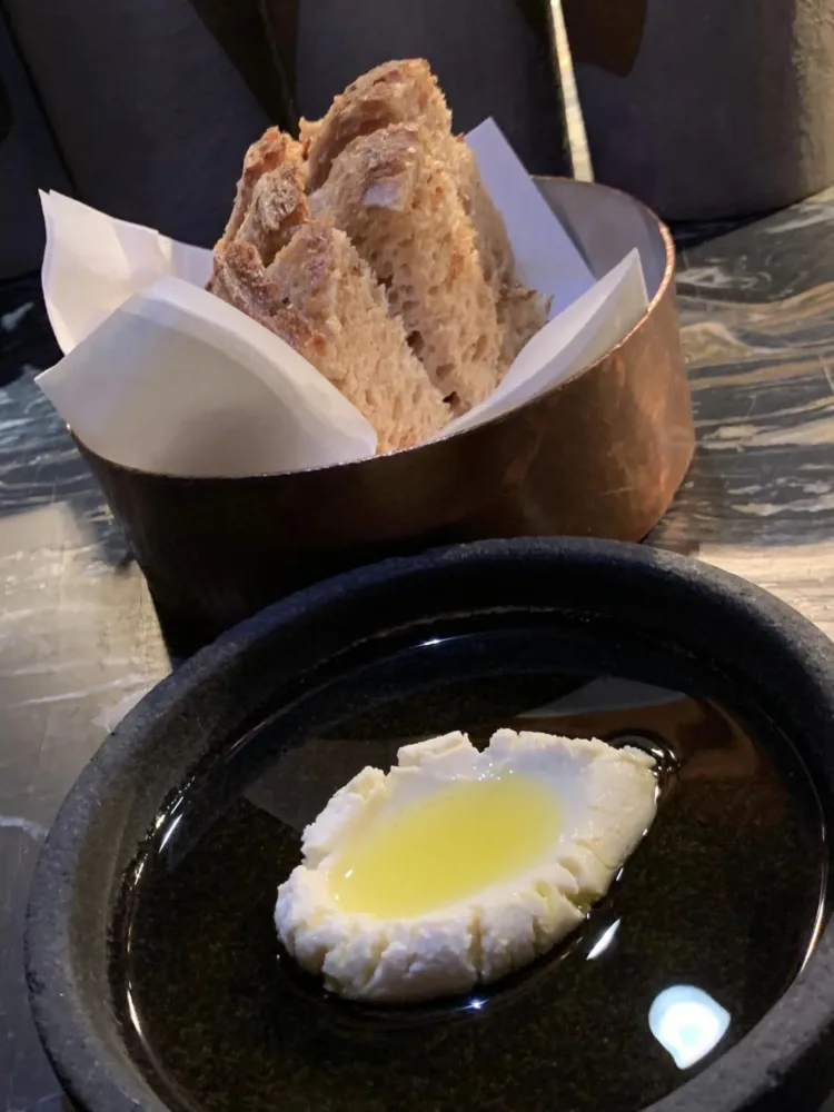 Mürver Restaurant Istanbul, pane, olio e formaggio di bufala