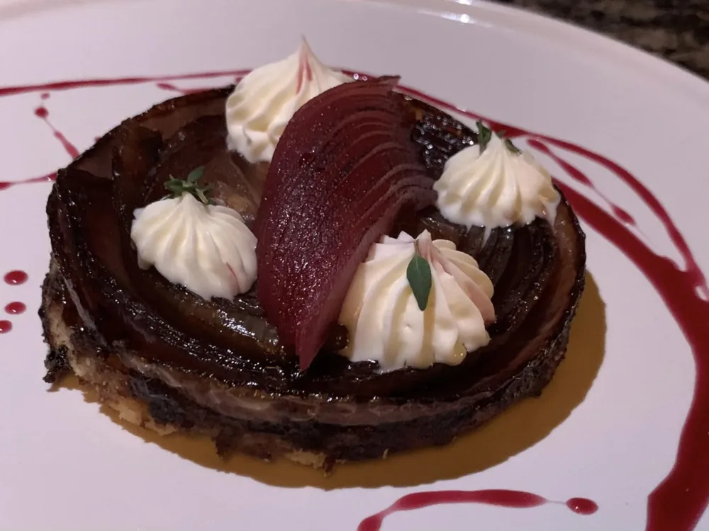 Aida - Vino e Cucina a Istanbul, tarte tatin di cipolla rossa