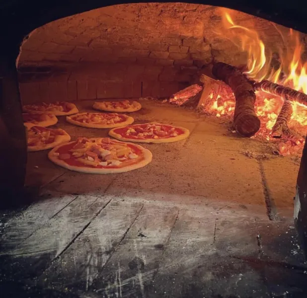 Pizza House a Sapri, il forno a legna