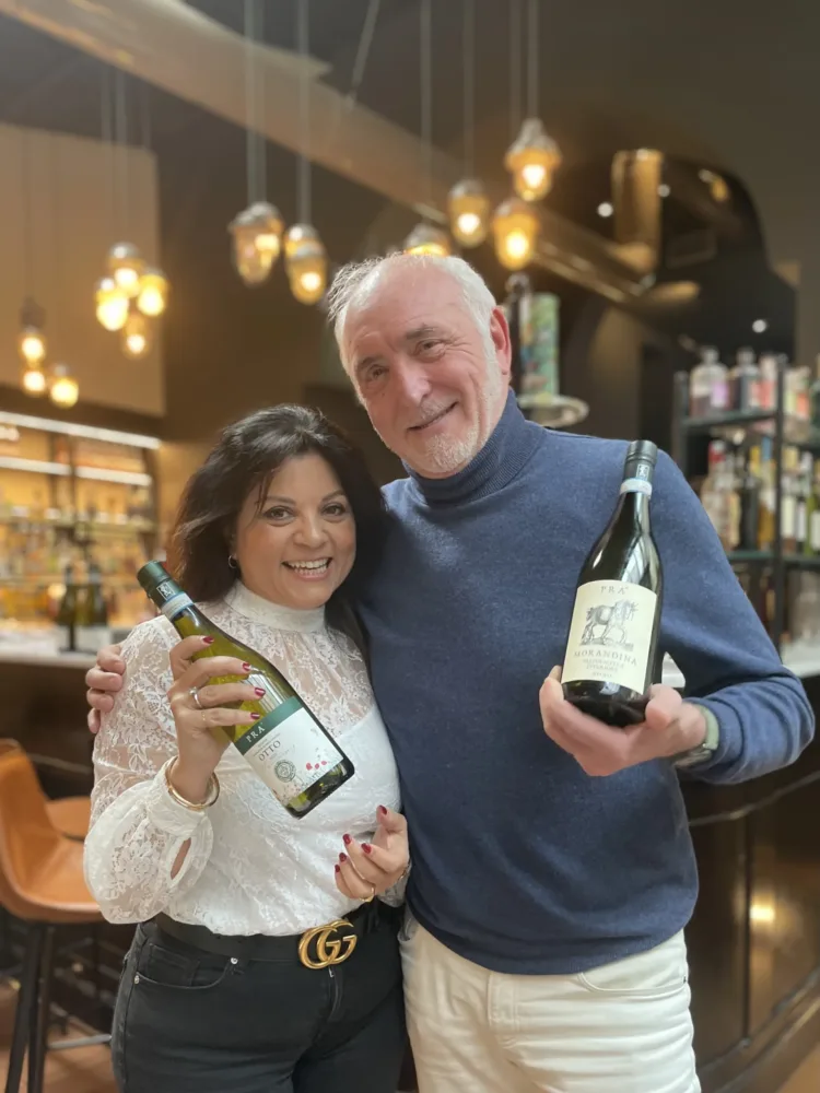 Con il Soave Otto 2023 si festeggiano 40 vendemmie tappo a vite Graziano Prà tiene in mano il Valpolicella Superiore DOC 2020