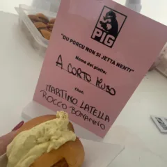 Pig Calabria-Brioche con gelato di senape, musetto di suino e cavolo rosso