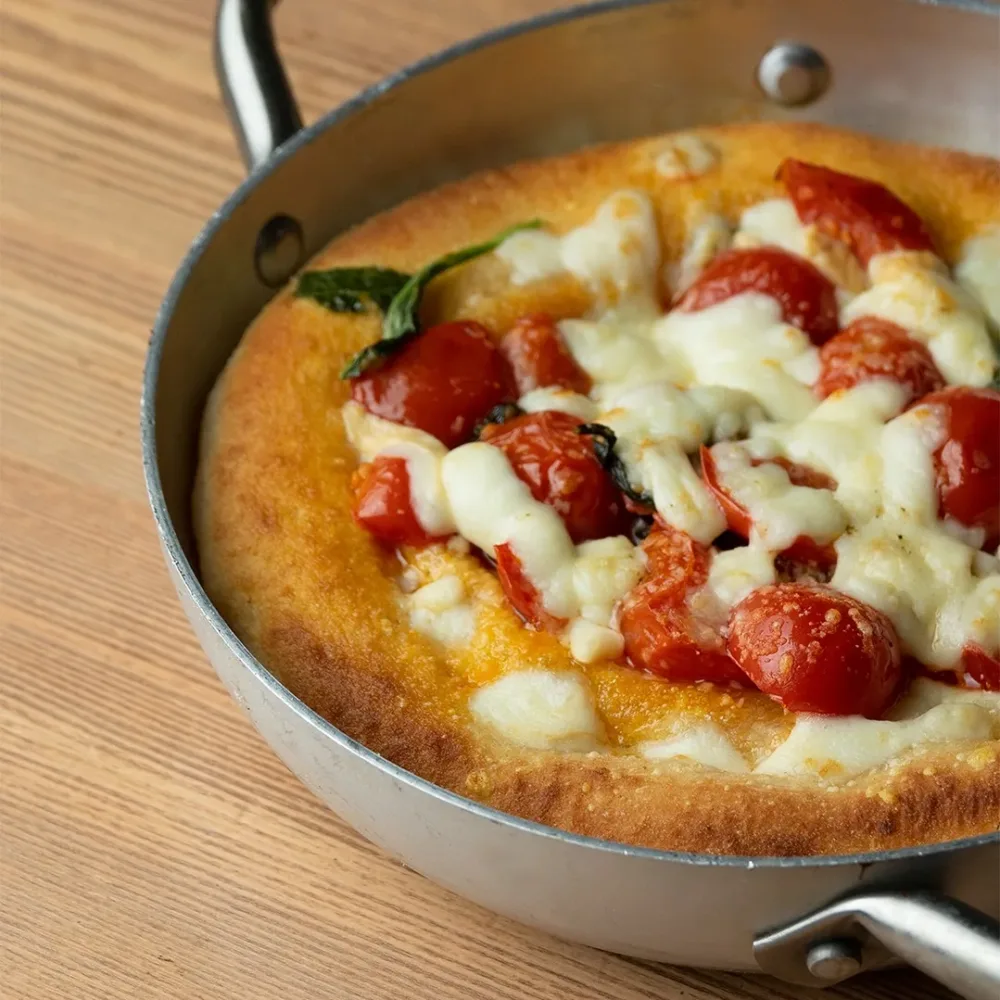 Pizza pomodorini freschi cotti al forno provola formaggio e basilico nel rutiello di Luca Castellano