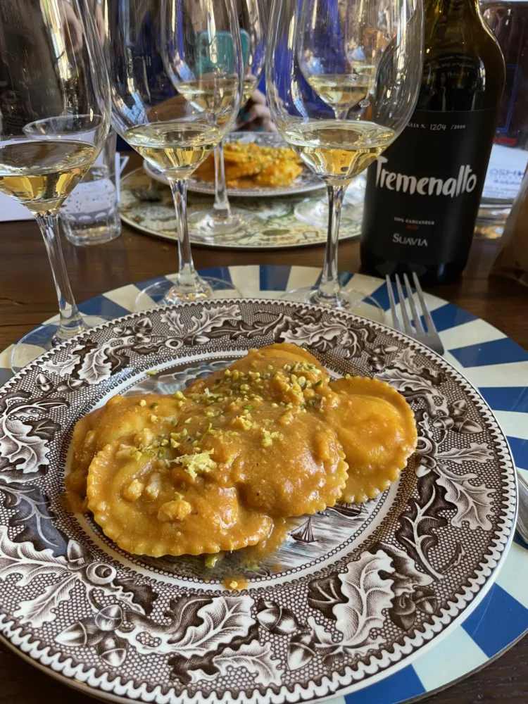 Tremenalto Soave Classico DOC con ravioli di ricotta con gamberi e granella di pistacchio