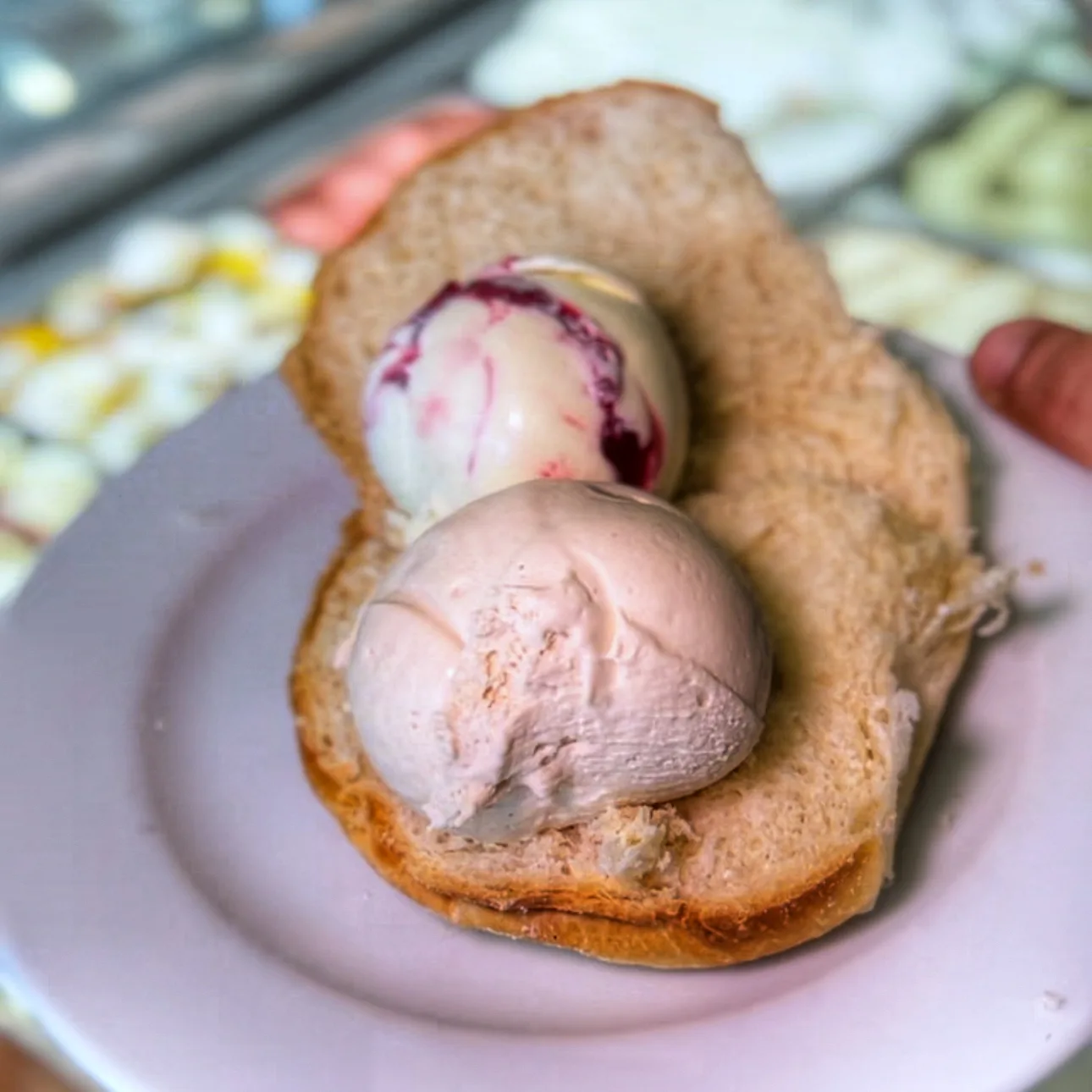 La brioche con il gelato del Caseificio il Granato