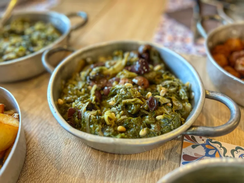La scarola alla napoletana: olive, capperi e pinoli.