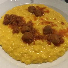 Il risotto alla luganega vestito di giallo