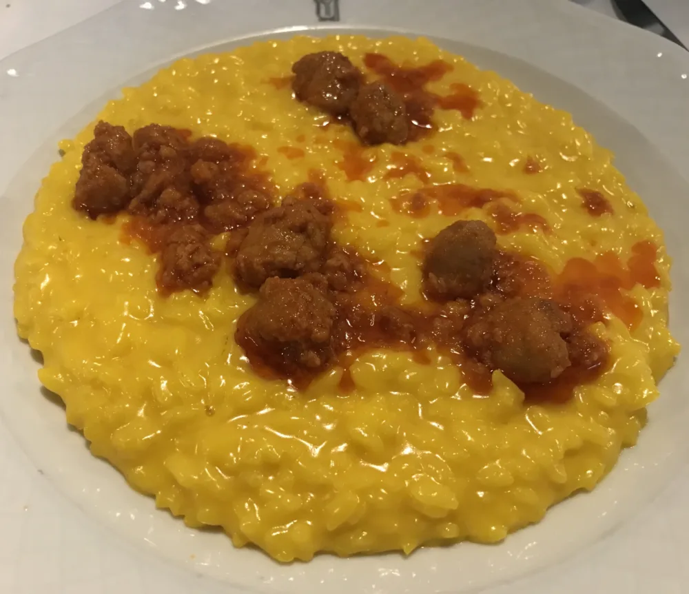 Il risotto alla luganega vestito di giallo