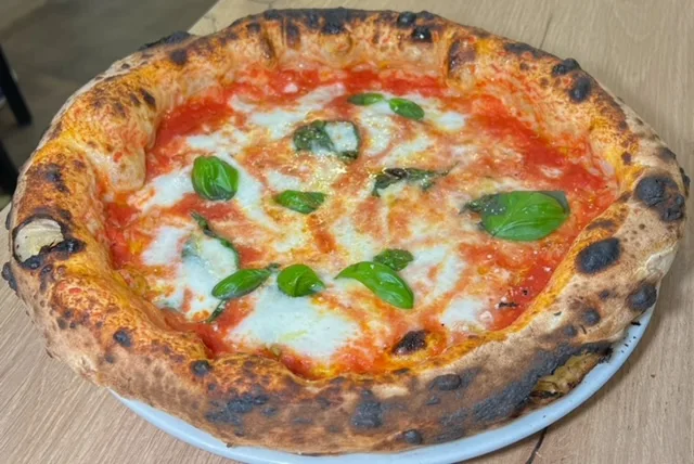 Pizzeria Da Cicchetto - Margherita - Fior di latte, pomodoro San Marzano dop, olio evo, basilico