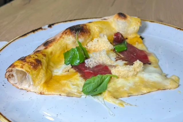Pizzeria Da Cicchetto - Pizza del mese - speck d’anatra, fondo di verdure di stagione, chips di caciocavallo locale, basilico e olio evo