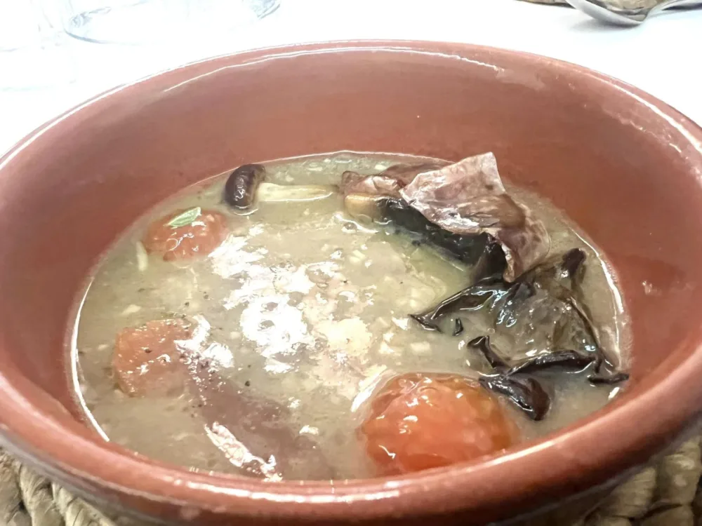 Piazzetta Milu - Zuppa di lenticchie e mix di funghi in brodo di fumghi con gel di pomodoro e lardo di wagyu