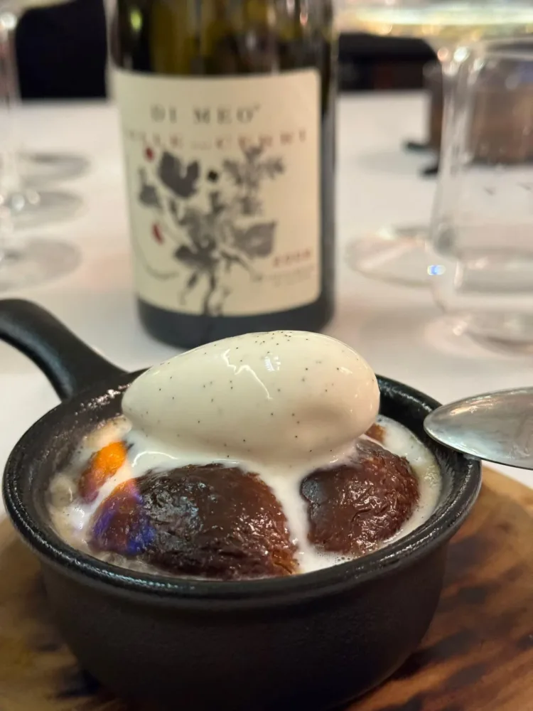 Piazzetta Milu - Babà al rhum con gelato alla vaniglia, al Rum e alle acciughe