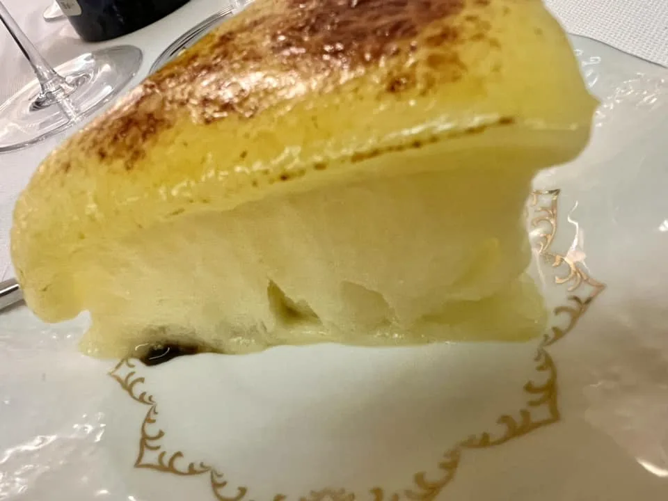 Piazzetta Milu - Finta torta al limone - gin lemon ricoperto da una melassa di zucchero muscovado e lemongras caramellato