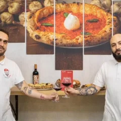 Pizzaiolo Michele Valanzano (a sinistra) e Francesco Di Rosa (a destra) patron e pizzaiolo pizzeria Da Cicchetto