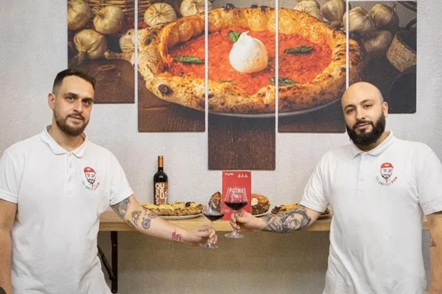 Pizzaiolo Michele Valanzano (a sinistra) e Francesco Di Rosa (a destra) patron e pizzaiolo pizzeria Da Cicchetto