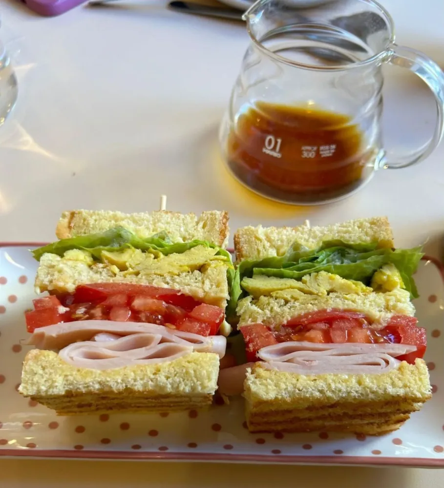 Cafè Merenda -club sandwich e veggy hummus con focaccia homemade