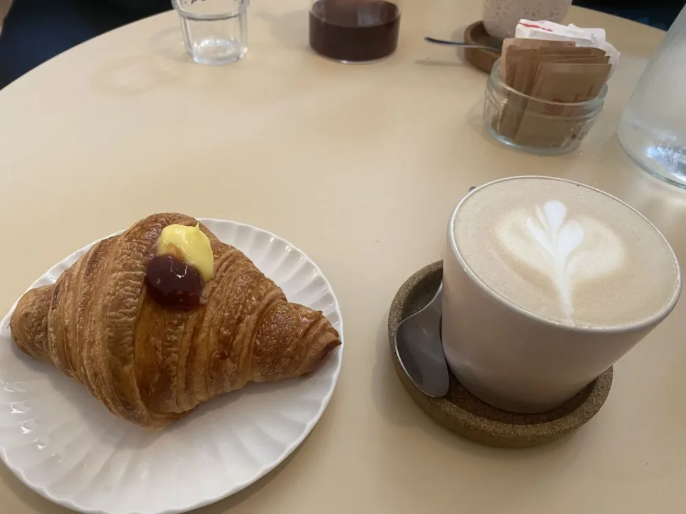 Cafe' Merenda - croissant doppia farcitura e cappuccino