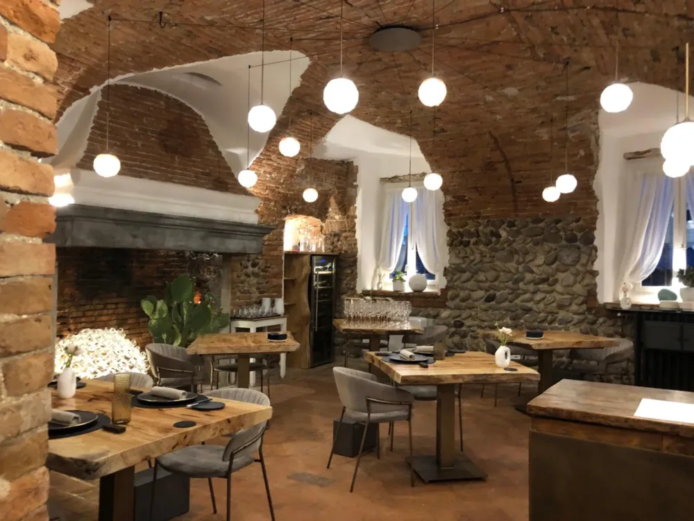 Metodo, la sala col camino splendidamente ristrutturata e arredata