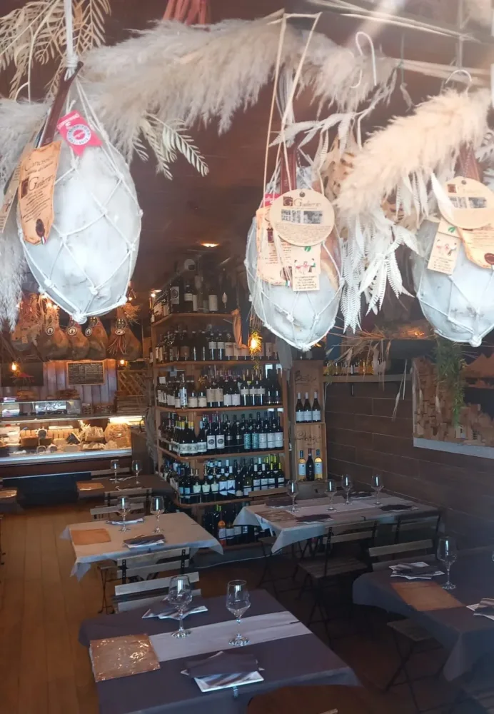 Il banco salumeria e la sala degustazione