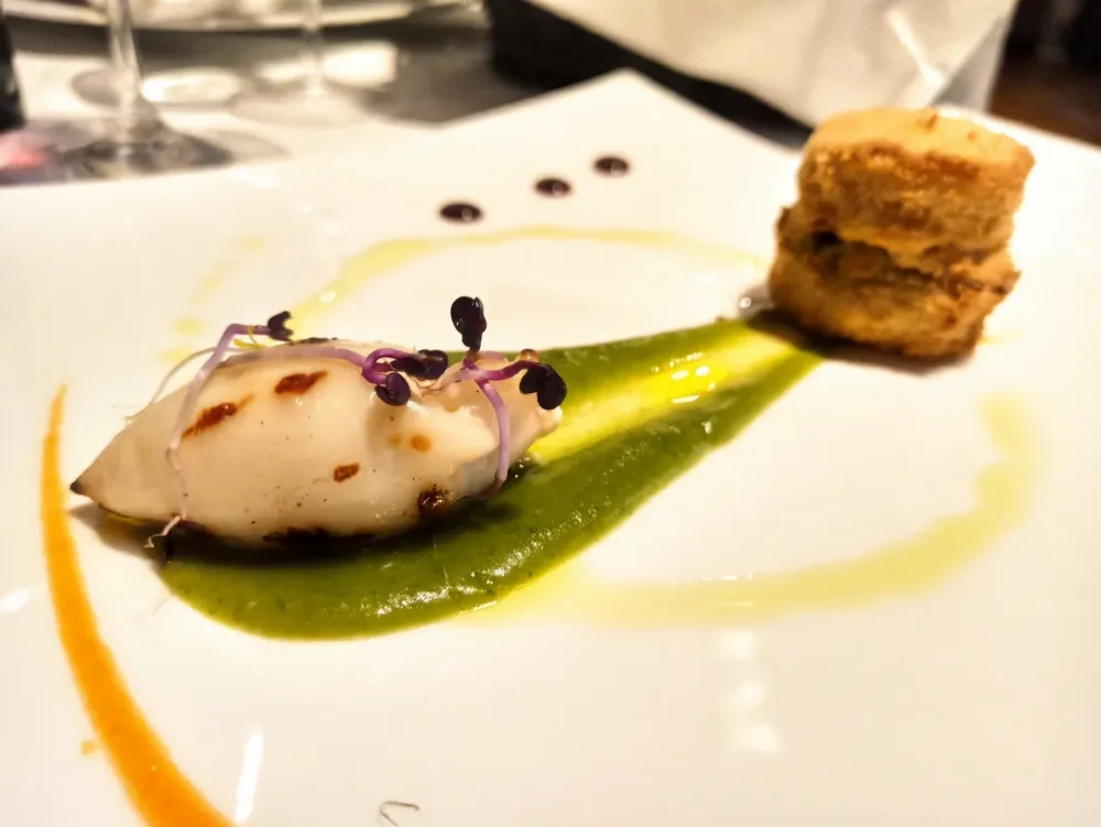 Le Baccanti - Antipasto 2 - Il Calamaretto ripieno e il cilindro di Polenta ai Friarielli
