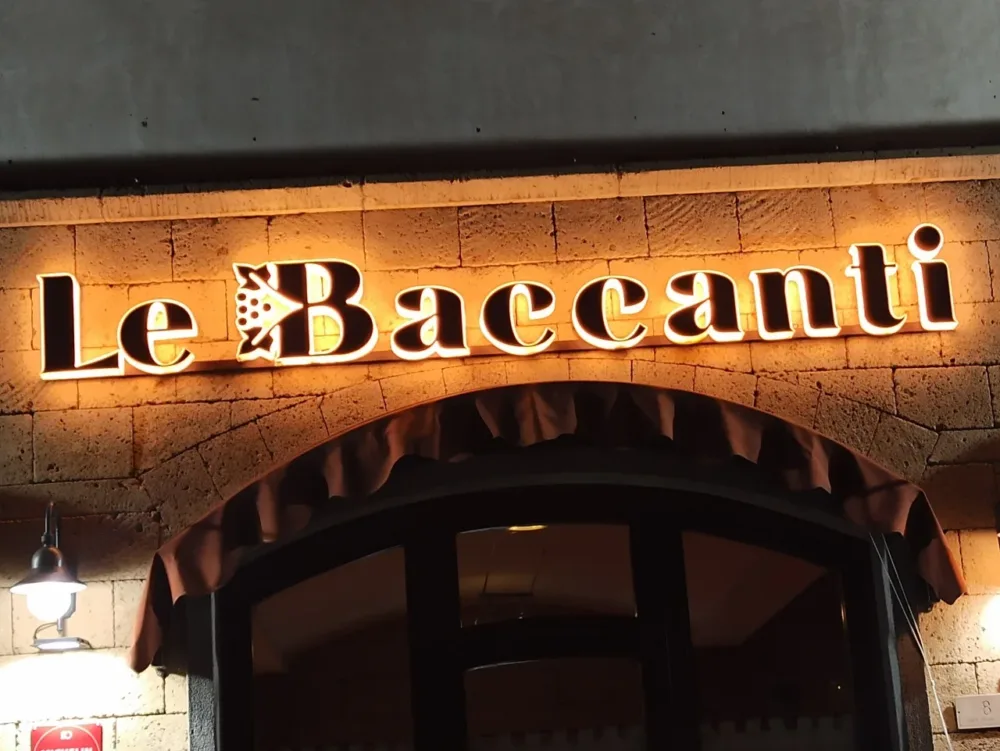 Le Baccanti - L'insegna