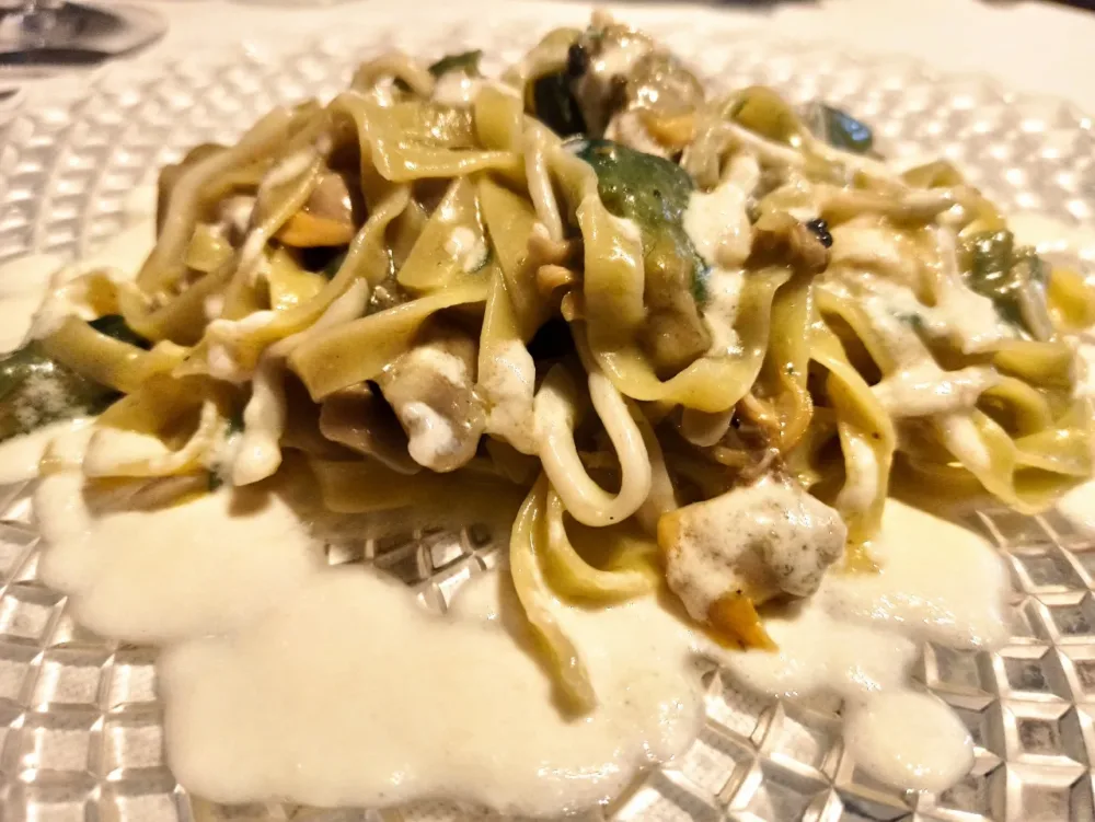Le Tagliatelle con Calamari Carciofi Vongole e Pecorino