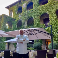 Lo Chef Giuseppe Romano nella Corte di Palazzo Acampora