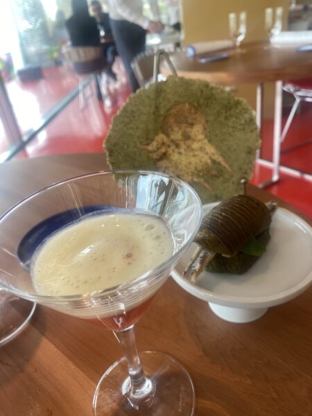 Madonnina del Pescatore - cracker di spine, panino sfoglia, margarita pomodoro e sedano