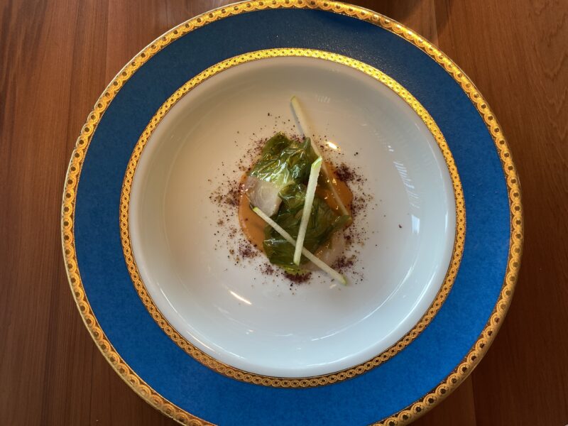 Madonnina del Pescatore - ricciola, salsa di rosa canina, lattuga di mare caramellata