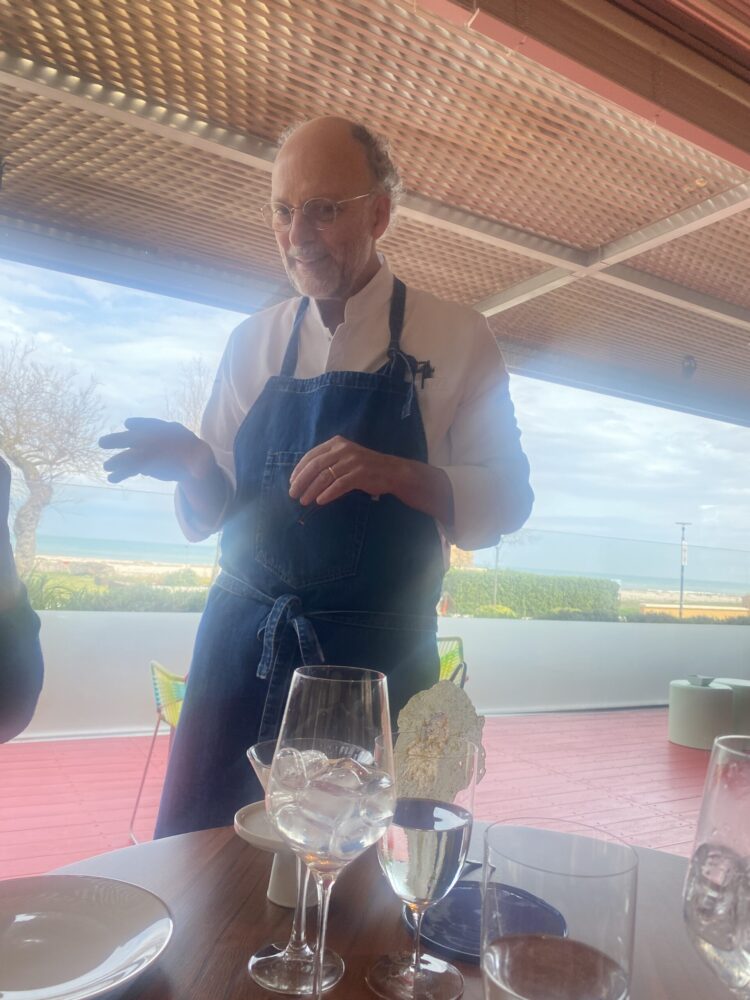 Moreno Cedroni al tavolo spiega i piatti