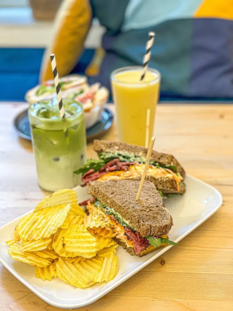 Pane di segale con pastrami, cheddar, insalata coleslaw alla senape, maionese, rucola, chips