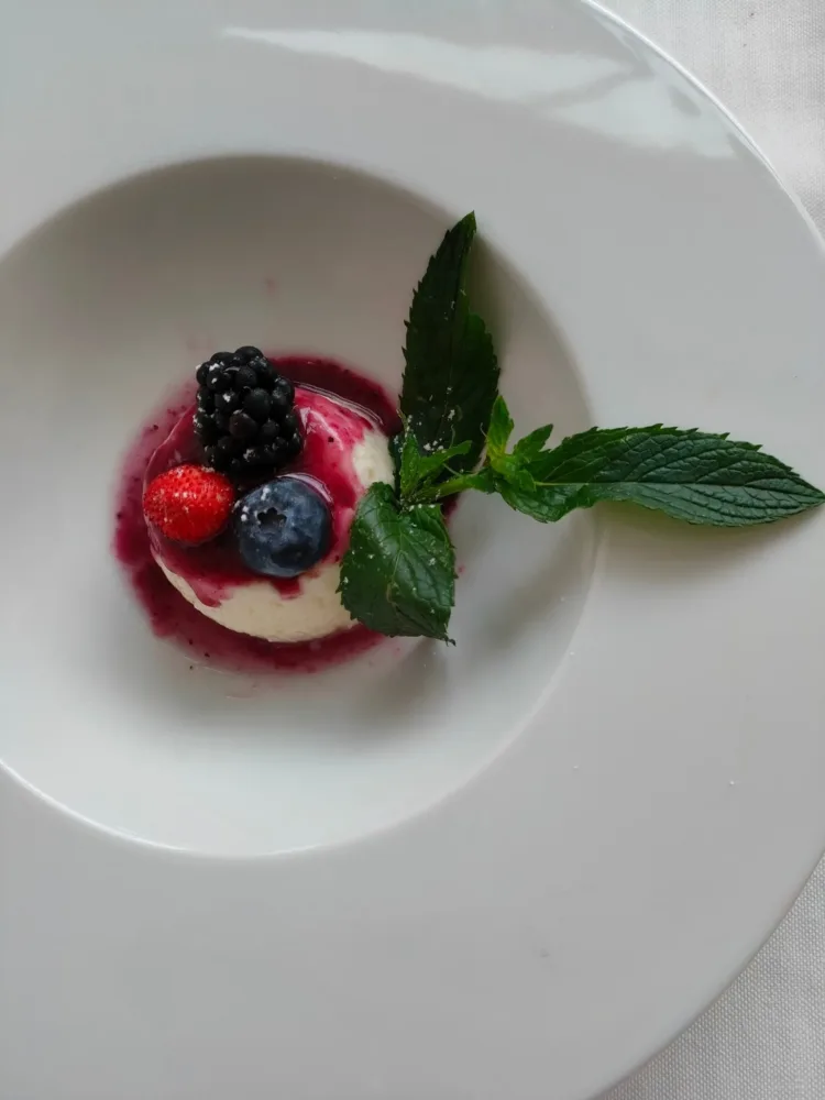 Panna cotta con frutti di bosco - AgriOsteria Antico Casale Colli di San Pietro