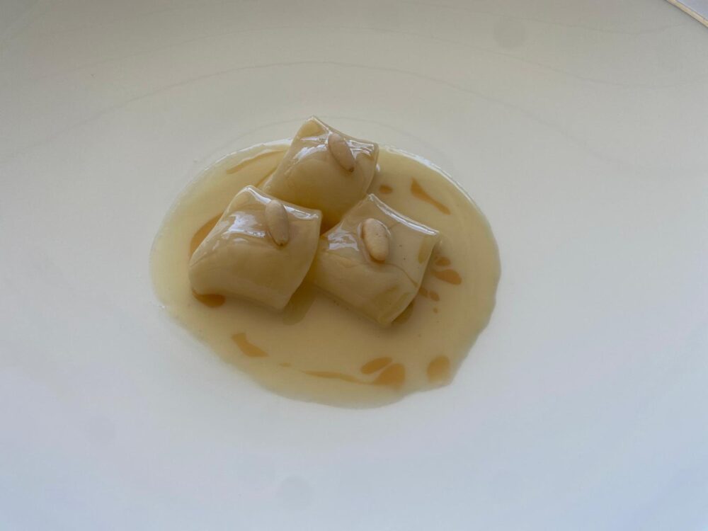 Quattro passi - Mezzamanica glassata al Burro di Ricciola, Pinoli e Capperi