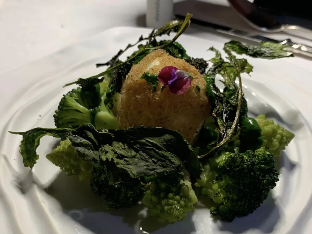 Taverna del Capitano, broccolo di rapa, romanesco e calabrese con uovo fritto
