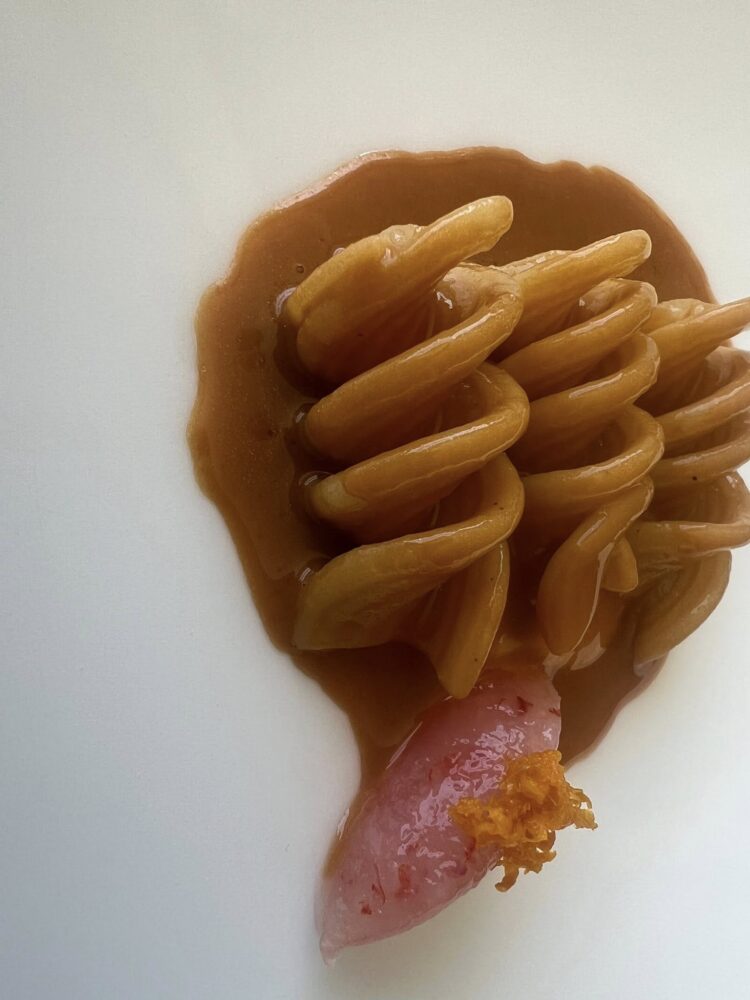 Quattro passi - Fusillone al Riccio di mare crudo di Gamberi e Pasticcera Salata