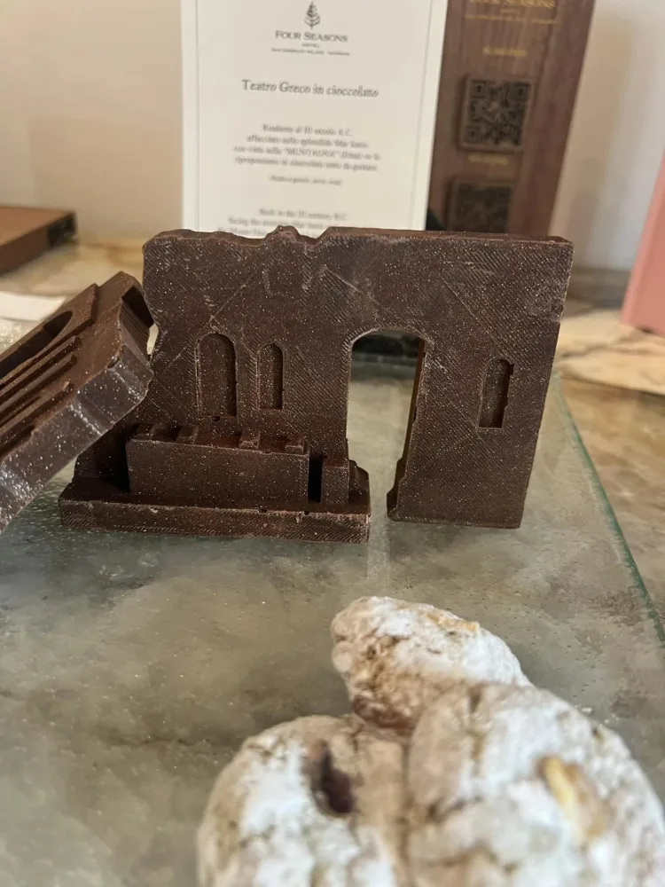 Principe Cerami - In camera. riproduzione di un teatro greco in cioccolato e paste di mandorla