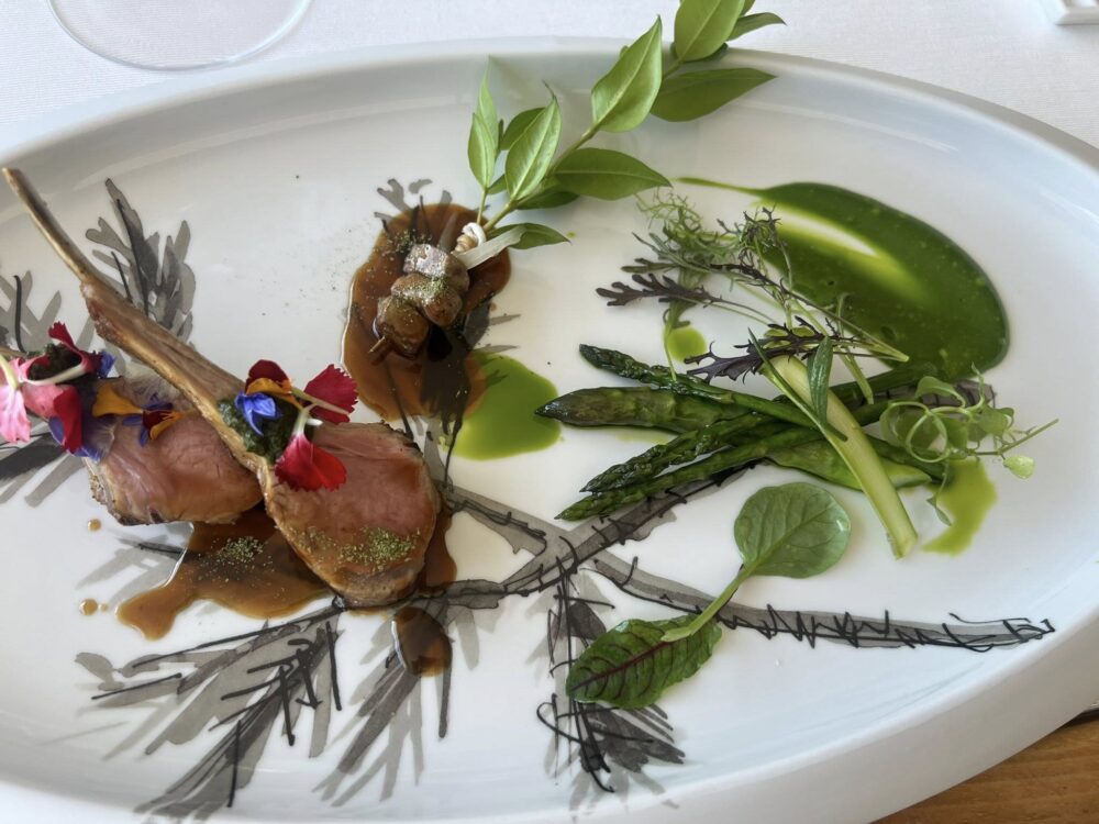 Quattro passi - Agnello Laticauda maturato in cera d’api, profumato al Mirto con Asparagi selvatici e Finocchio marino