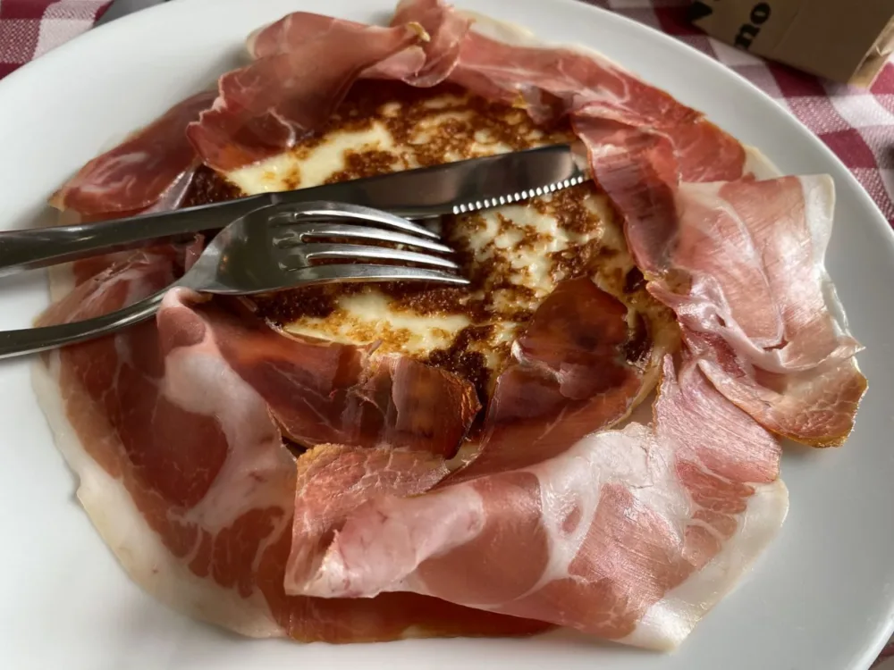 Trattoria di via Serra - caciotta di mucca alla piastra con prosciutto