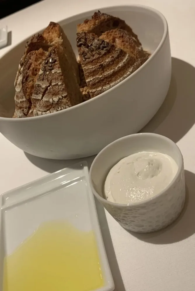 Tre Olivi a Paestum, il pane, con extravergine San Salvatore e ricotta di bufala