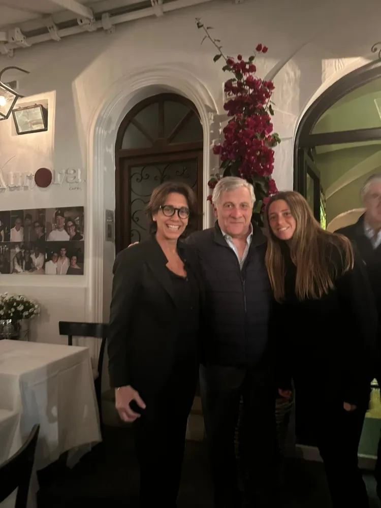 Antonio Tajani al ristorante Aurora con la patron Mia e la figlia Sara