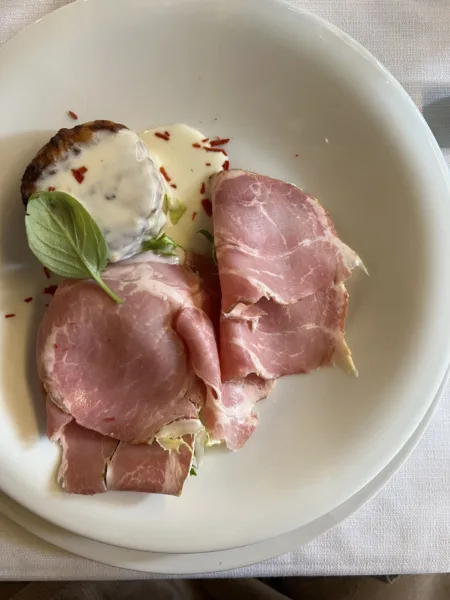 Capocollo cotto al miele (presidio slow food) con tortino di patate e porcini con crema di parmigiano 36 mesi