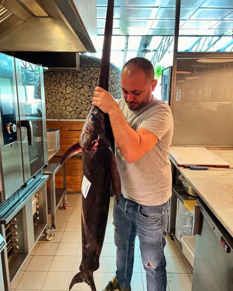 Ciro Di Maio nella sua cucina con un pesce spada