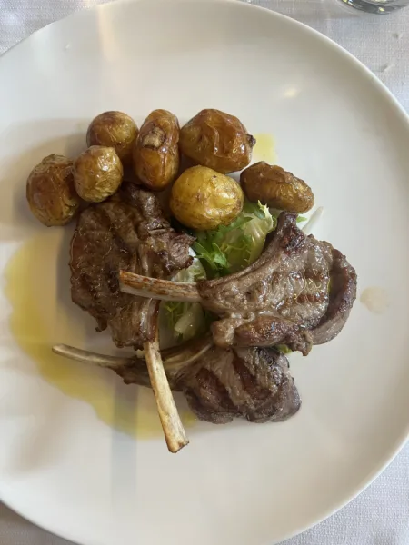 Costine di agnello ai ferri con patate novelle