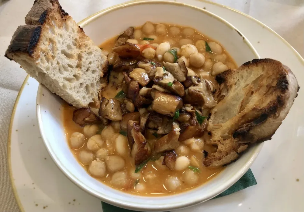 Zuppa di ceci, fagioli tondini e funghi porcini