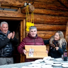 Flavio Piazza ritira il premio con il Sindaco di Sutrio Manlio Mattia
