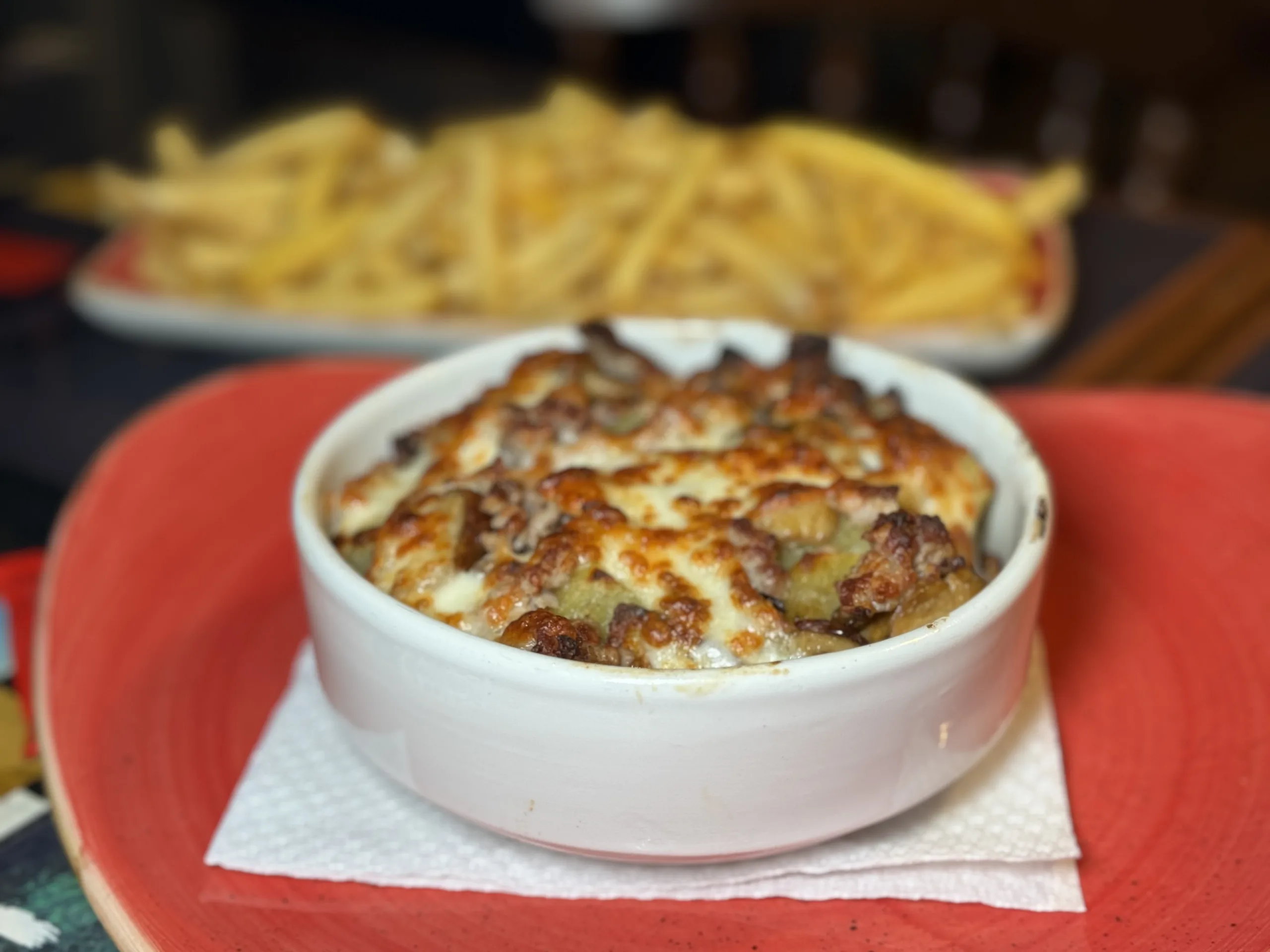 Le patate al forno con salsiccia e provola